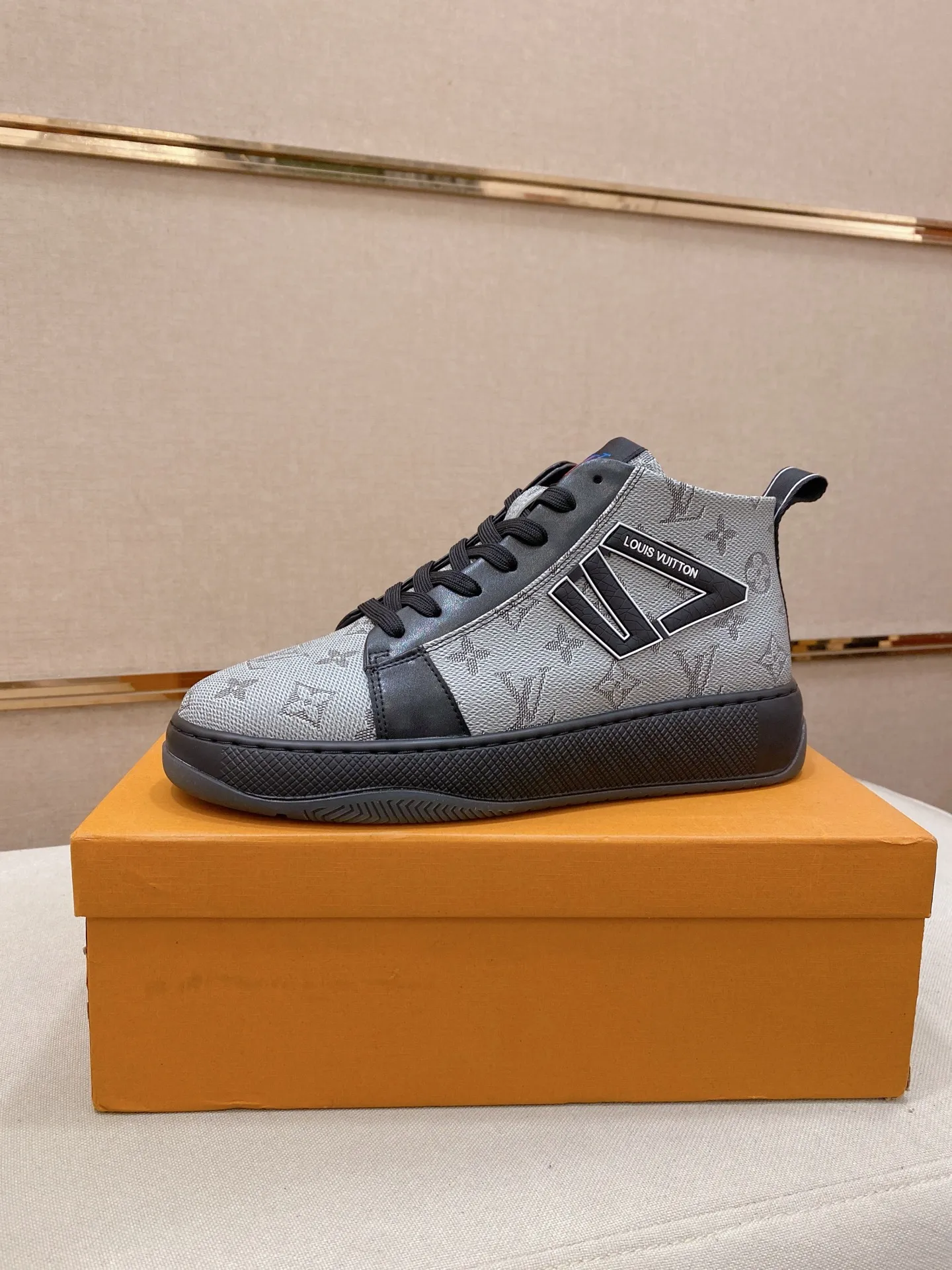 Factory price: 442💰🎉🎉LV~Louis Vuitton trendy men's shoes, new shipments, latest matching, same style as the official website, super high quality, hot selling in season [strong][strong][strong]Selected first-layer cowhide, comfortable sheepskin lining, original last, comfortable on the feet, wear-resistant rubber outsole, size: 38-44.